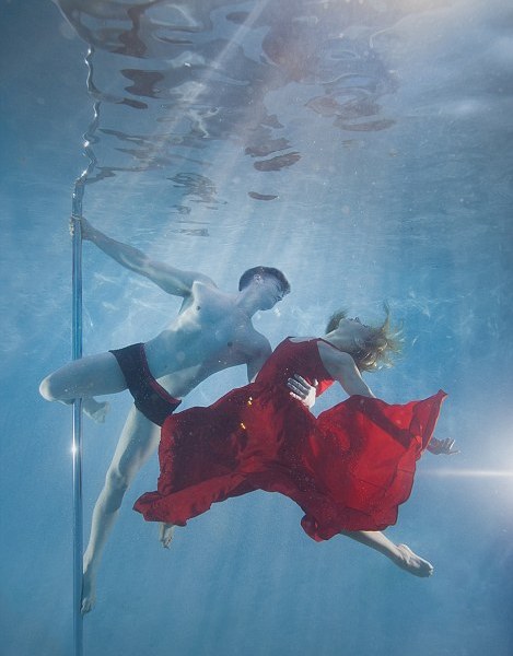 O fotógrafo australiano Brett Stanley passou 10 horas na piscina para ensaio fotográfico de pole dance