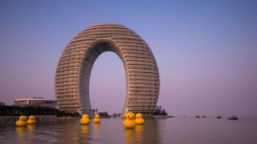 O hotel Sheraton Hot Spring Resort, que fica em Taihu Lake, é mais uma opção de construção arredondada na China