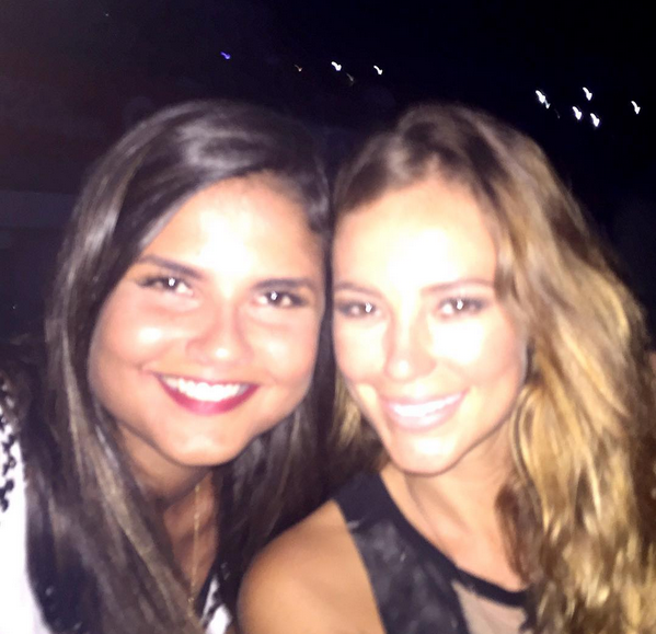 Paolla Oliveira posa com fã