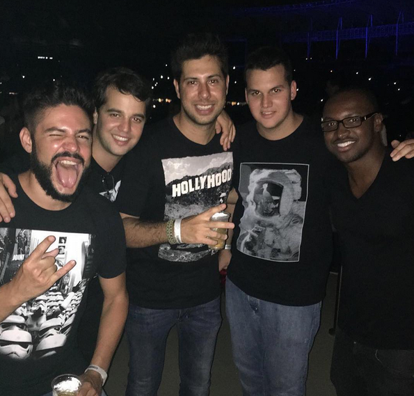 Thiaguinho posa com fãs