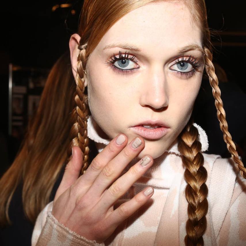 Detalhe do penteado de Baja East