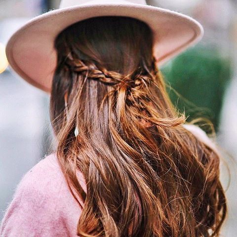 Público mostra variedade de modelos de tranças na semana de moda de Nova York