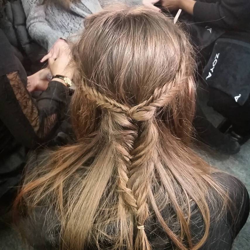 Modelo de trança usado na passarela da grife Rachel Zoe