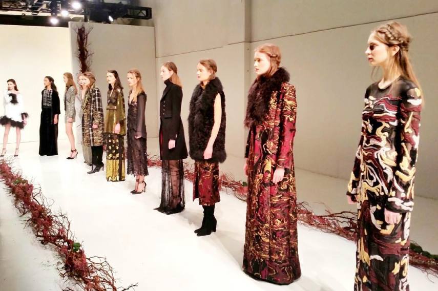Rachel Zoe contou com um exército de modelos com tranças