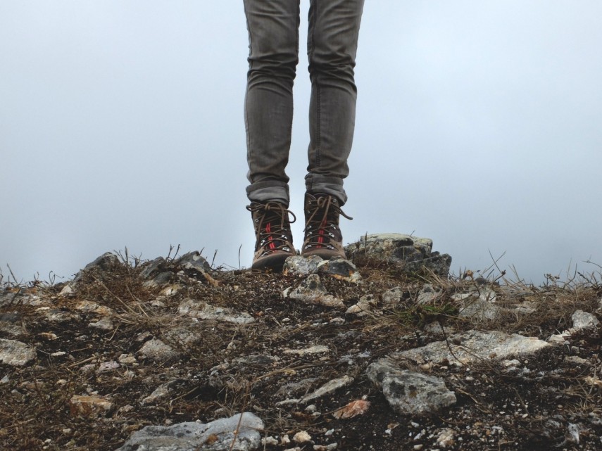  Amarre os sapatos, foque os pensamentos em uma caminhada relaxante e medite de forma diferente. O mais importante é manter os pensamentos presentes no momento em que se está caminhando e não deixar o estresse ocupar a mente ou tirar o foco