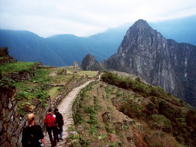 Para chegar até lugares mágicos como Macchu Picchu é preciso encarar trilha. São 43 quilômetros percorridos a pé e durante o caminho, os viajantes passam por bosques, neblina, trilhas milenares e contemplam as melhores vistas do Peru. Vai valer muito a pena para quem tem o espírito aventureiro!  