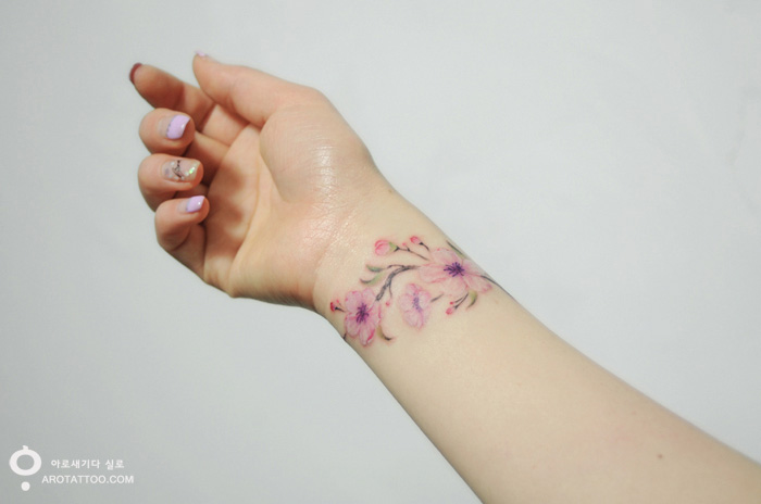 Tatuadora coreana Silo faz desenhos que mais parecem aquarelas