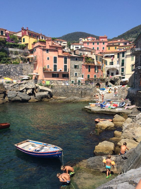 Estradas no topo de falésias e um porto minúsculo protegeu Tellaro da onda de turismo que outras cidades litorâneas da Itália tiveram, como Vernazza e Portofino. Por lá, vemos um prédios em tons pastéis bem próximos dos penhascos em uma das pontas do Golfo dos Poetas, que recebeu este nome em homenagem a Lord Byron e D. H Lawrence que buscaram inspiração nesta parte do Mediterrâneo