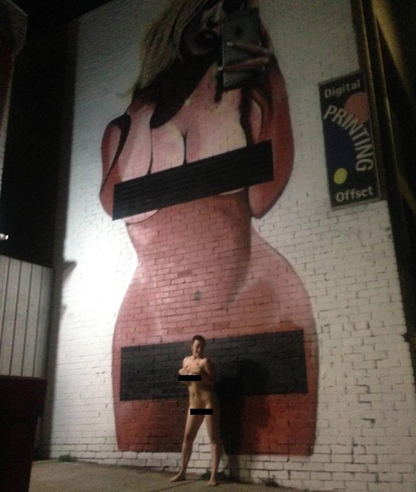 Depois de ter postado uma foto sua nua no Instagram, Kim Kardashian ganhou um grafite em Melbourne, na Austrália, com um desenho gigante em sua homenagem. Nesta terça-feira (15), o mural amanheceu vandalizado, segundo postou o usuário @lushsux, autor da pintura..  Com três andares de altura, o grafite apareceu com manchas de tinta e a palavra 