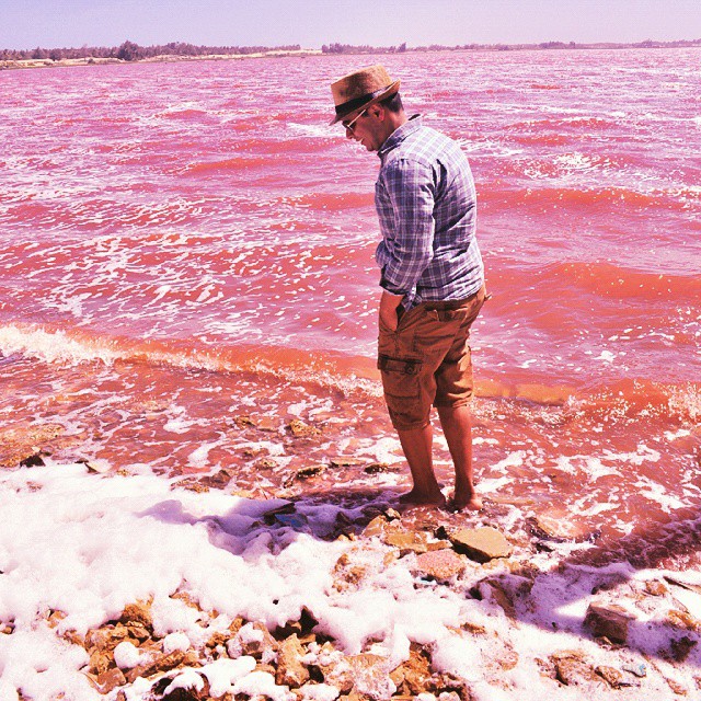 O Retba Lake, em Senegal, possui uma cor rosada graças ao “trabalho” de cianobactérias