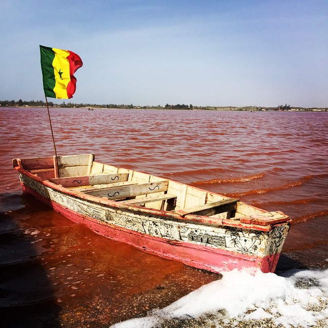 O Retba Lake, em Senegal, possui uma cor rosada graças ao “trabalho” de cianobactérias