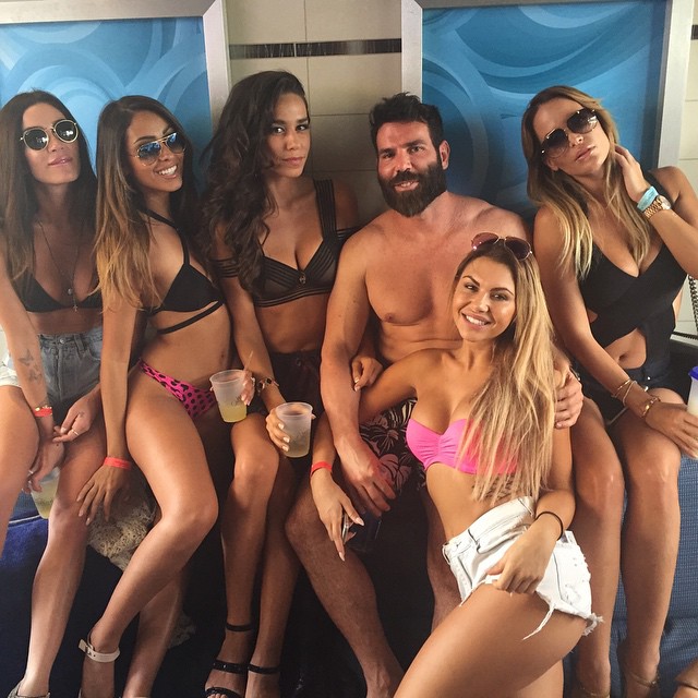 Quando não está jogando pôquer profissionalmente, Dan Bilzerian está sempre fazendo a mesma coisa: ou está atirando com sua coleção de armas ou está cercado de belas mulheres. No seu Instagram, ele gosta de exibir seus momentos íntimos com as garotas seja em sua mansão, barcos ou jatinhos.