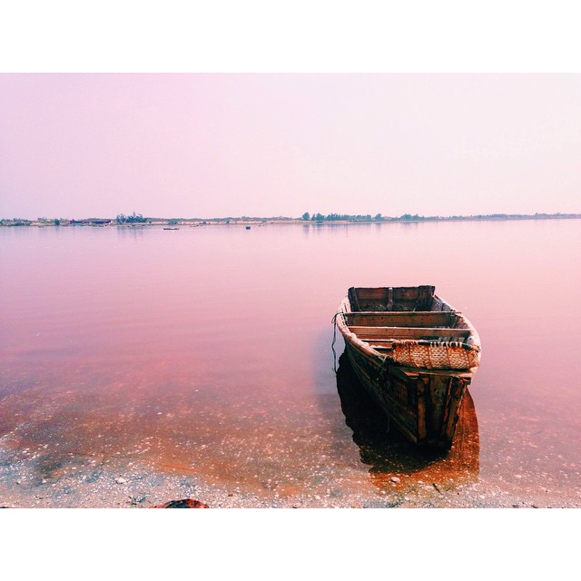 O Retba Lake, em Senegal, possui uma cor rosada graças ao “trabalho” de cianobactérias