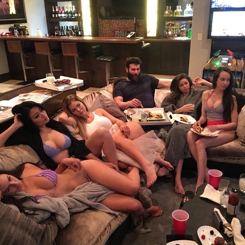 Quando não está jogando pôquer profissionalmente, Dan Bilzerian está sempre fazendo a mesma coisa: ou está atirando com sua coleção de armas ou está cercado de belas mulheres. No seu Instagram, ele gosta de exibir seus momentos íntimos com as garotas seja em sua mansão, barcos ou jatinhos.