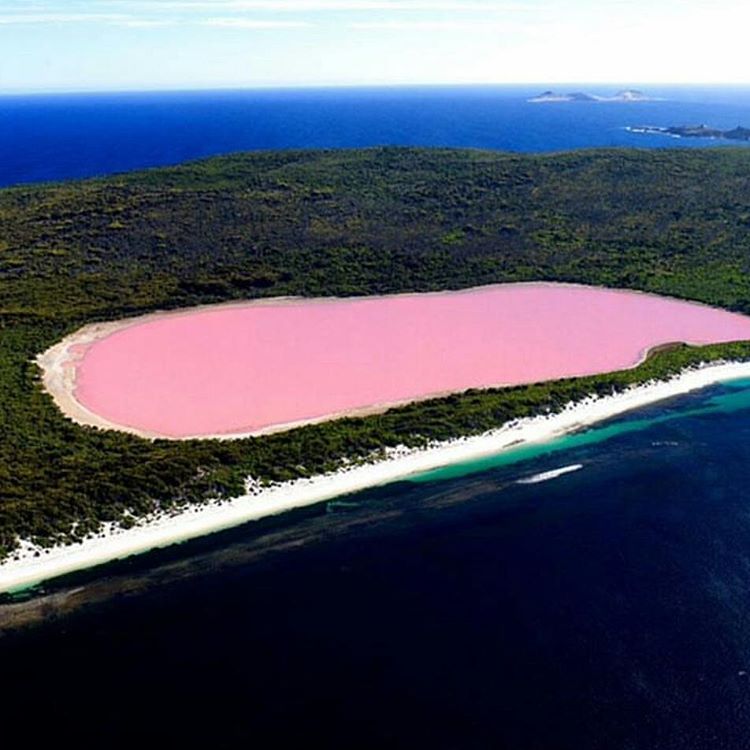 O Retba Lake, em Senegal, possui uma cor rosada graças ao “trabalho” de cianobactérias