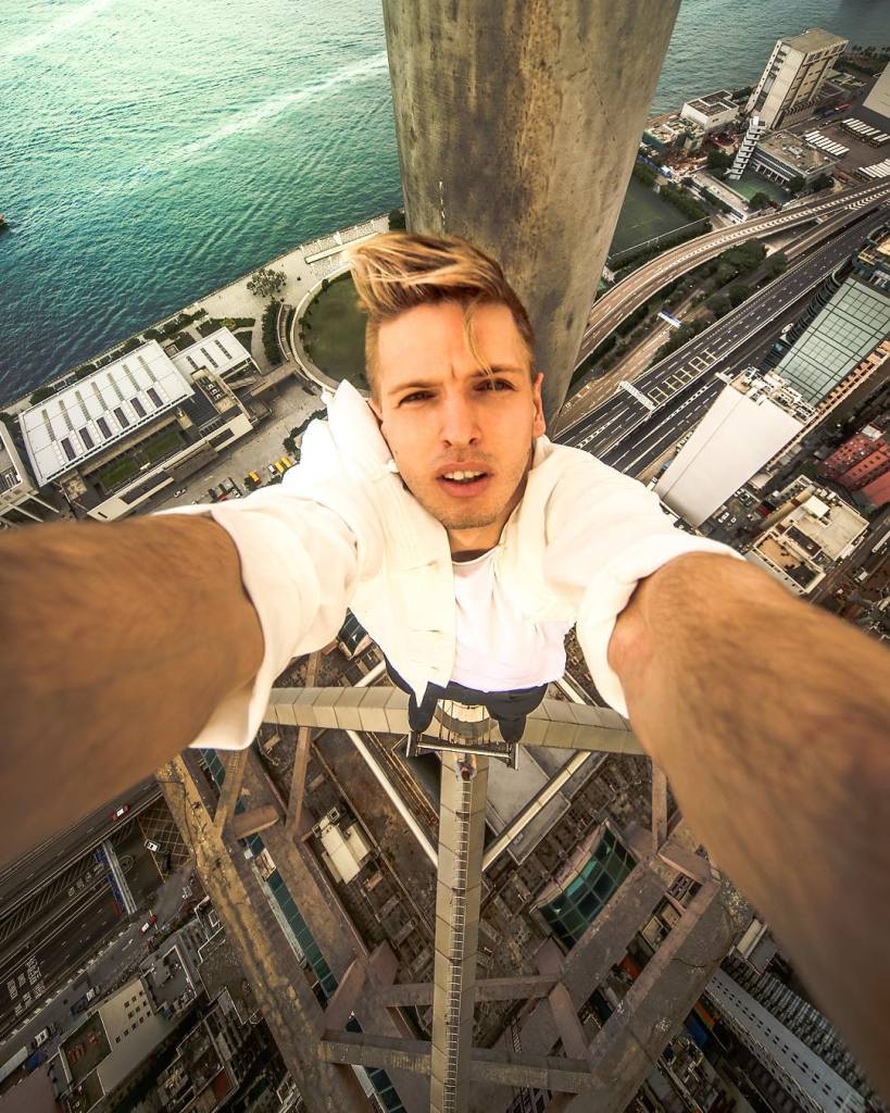 O fotógrafo russo adora brincar com o perigo. No alto dos prédios, ele faz acrobacias e se equilibra na ponta dos pés