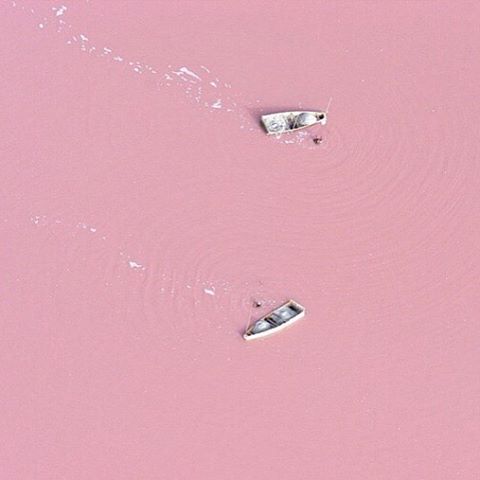 O Retba Lake, em Senegal, possui uma cor rosada graças ao “trabalho” de cianobactérias