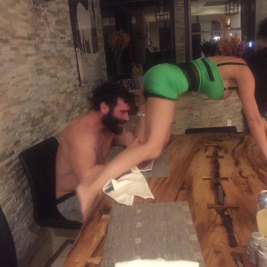 Quando não está jogando pôquer profissionalmente, Dan Bilzerian está sempre fazendo a mesma coisa: ou está atirando com sua coleção de armas ou está cercado de belas mulheres. No seu Instagram, ele gosta de exibir seus momentos íntimos com as garotas seja em sua mansão, barcos ou jatinhos.