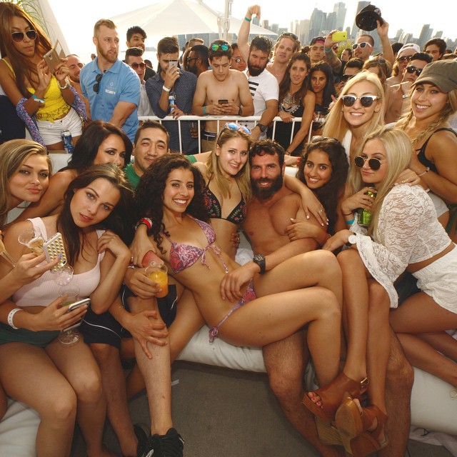 Quando não está jogando pôquer profissionalmente, Dan Bilzerian está sempre fazendo a mesma coisa: ou está atirando com sua coleção de armas ou está cercado de belas mulheres. No seu Instagram, ele gosta de exibir seus momentos íntimos com as garotas seja em sua mansão, barcos ou jatinhos.