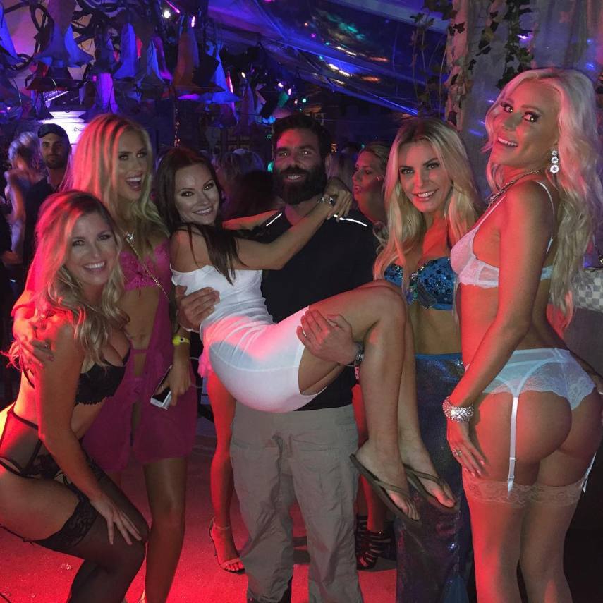 Quando não está jogando pôquer profissionalmente, Dan Bilzerian está sempre fazendo a mesma coisa: ou está atirando com sua coleção de armas ou está cercado de belas mulheres. No seu Instagram, ele gosta de exibir seus momentos íntimos com as garotas seja em sua mansão, barcos ou jatinhos.