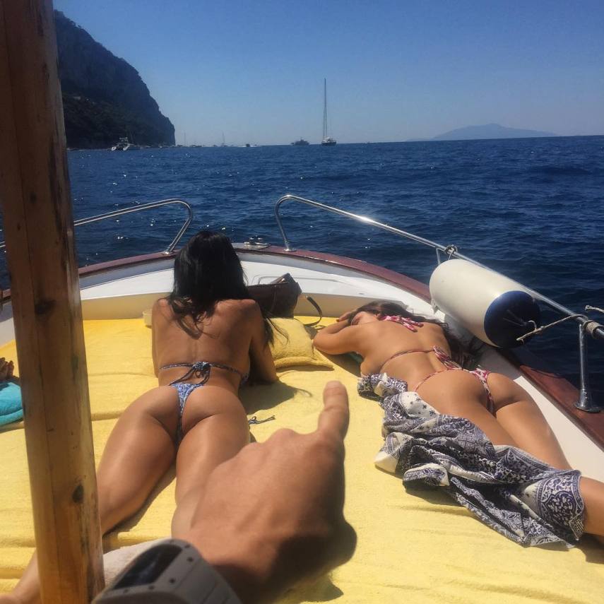 Quando não está jogando pôquer profissionalmente, Dan Bilzerian está sempre fazendo a mesma coisa: ou está atirando com sua coleção de armas ou está cercado de belas mulheres. No seu Instagram, ele gosta de exibir seus momentos íntimos com as garotas seja em sua mansão, barcos ou jatinhos.