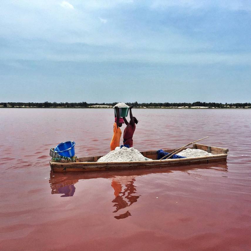 O Retba Lake, em Senegal, possui uma cor rosada graças ao “trabalho” de cianobactérias