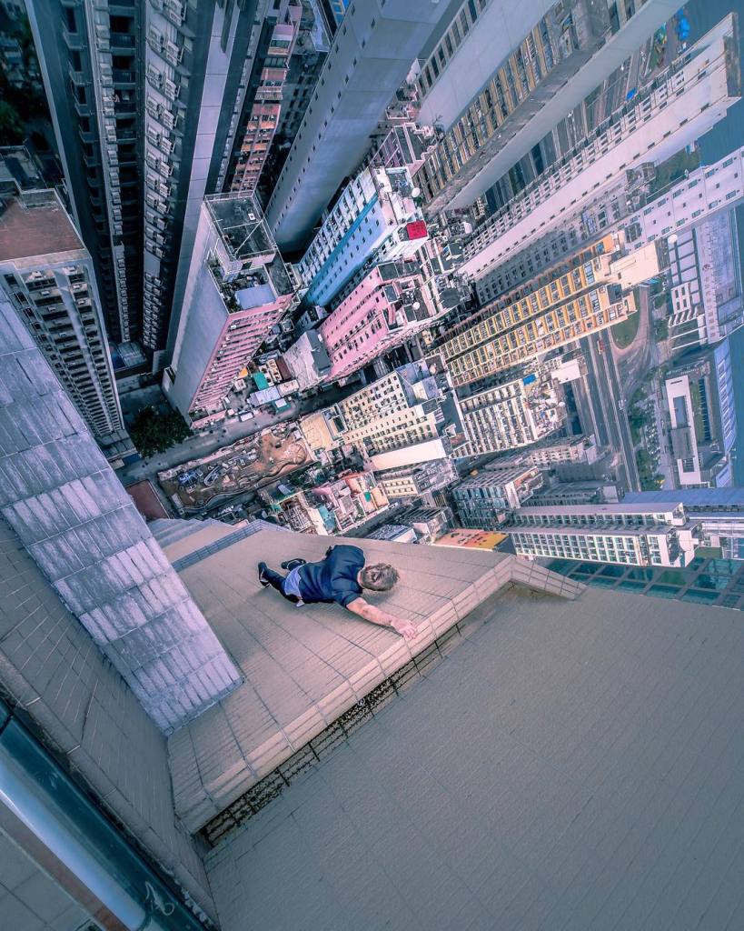 O fotógrafo russo adora brincar com o perigo. No alto dos prédios, ele faz acrobacias e se equilibra na ponta dos pés