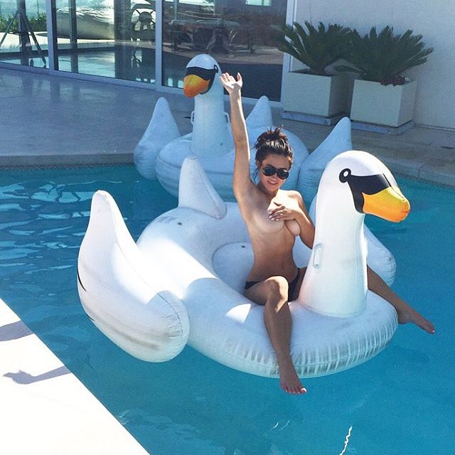 Quando não está jogando pôquer profissionalmente, Dan Bilzerian está sempre fazendo a mesma coisa: ou está atirando com sua coleção de armas ou está cercado de belas mulheres. No seu Instagram, ele gosta de exibir seus momentos íntimos com as garotas seja em sua mansão, barcos ou jatinhos.