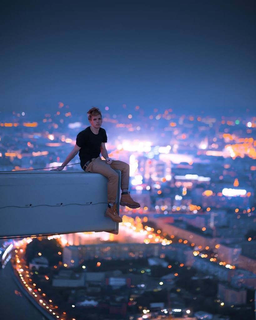 O fotógrafo russo adora brincar com o perigo. No alto dos prédios, ele faz acrobacias e se equilibra na ponta dos pés