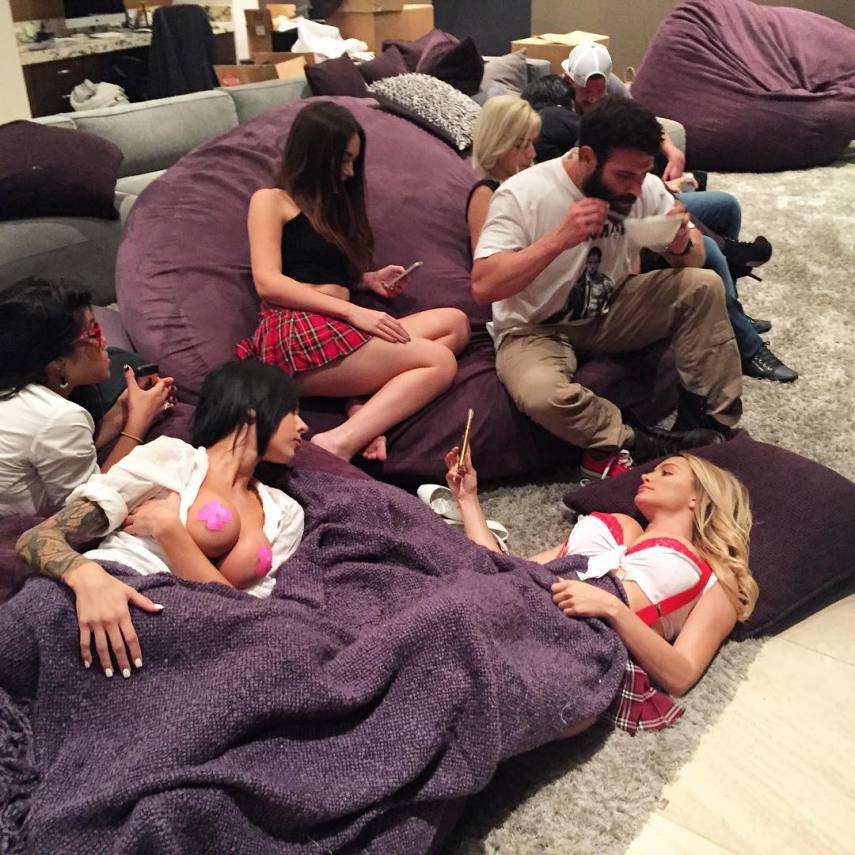 Quando não está jogando pôquer profissionalmente, Dan Bilzerian está sempre fazendo a mesma coisa: ou está atirando com sua coleção de armas ou está cercado de belas mulheres. No seu Instagram, ele gosta de exibir seus momentos íntimos com as garotas seja em sua mansão, barcos ou jatinhos.