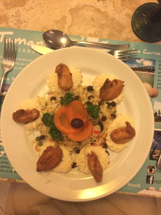 Mais camarão. Desta vez, empanados e catupiry. Acompanha arroz à grega. 