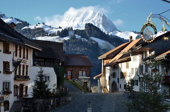 Famosa por ter o mesmo nome do tradicional queijo, esta aldeia medieval próxima ao rio Sena tem ruas largas que levam a um castelo do século 13 com fortificações imponentes e vista para os Alpes