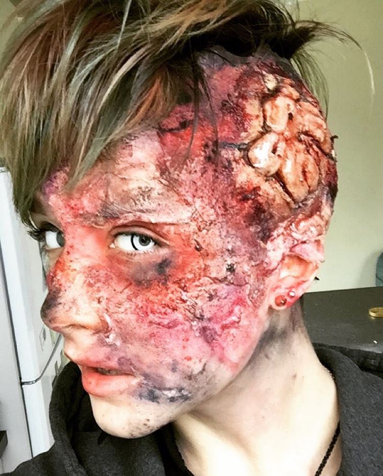 Estudante de teatro na Nova Zelândia, Zoe está se especializando em reproduzir ferimentos e machucados artificiais para filmes, séries, etc. 