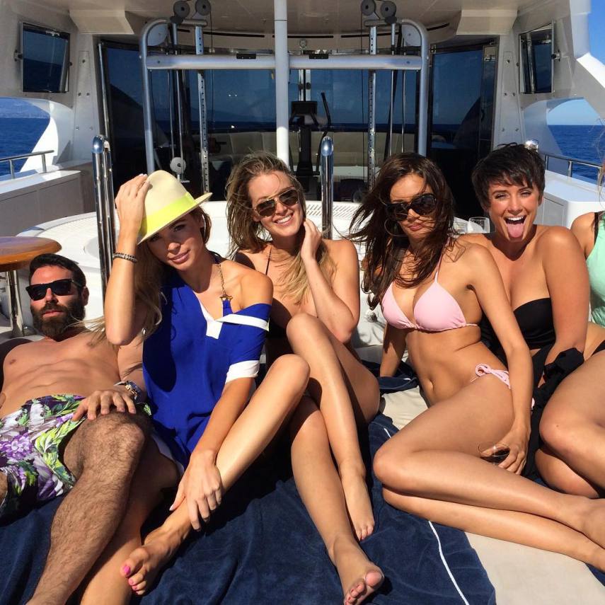 Quando não está jogando pôquer profissionalmente, Dan Bilzerian está sempre fazendo a mesma coisa: ou está atirando com sua coleção de armas ou está cercado de belas mulheres. No seu Instagram, ele gosta de exibir seus momentos íntimos com as garotas seja em sua mansão, barcos ou jatinhos.