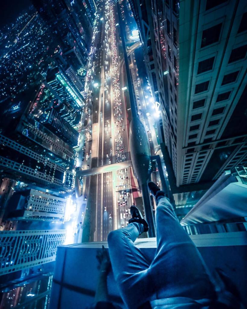 O fotógrafo russo adora brincar com o perigo. No alto dos prédios, ele faz acrobacias e se equilibra na ponta dos pés