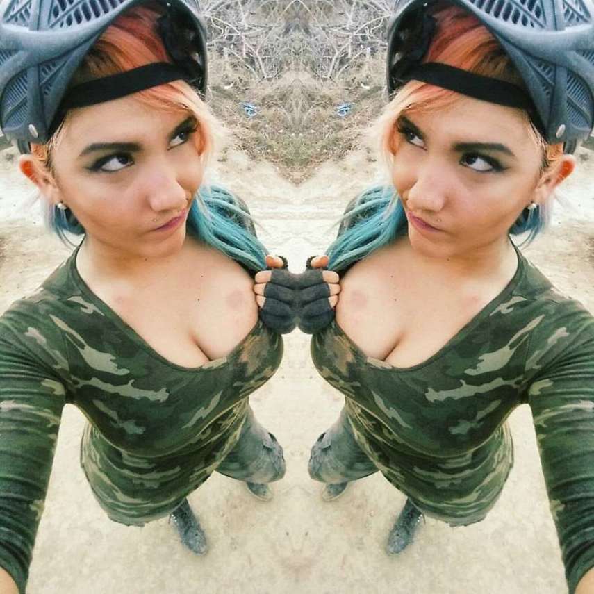 Quem disse que garotas não gostam de videogame? A gamer TheZombiUnicorn, que se chama Nati Casanova, já tem mais de 200 mil inscritos em seu canal do YouTube, onde posta seus vídeos, além de fazer transmissões ao vivo no Twitch.  Sua fama tem crescido tanto nas redes sociais que a Playboy norte-americana a convidou para fazer um super colorido para aproveitar o azul e rosa de suas madeixas.