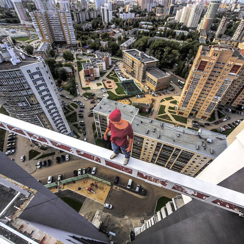 O fotógrafo russo adora brincar com o perigo. No alto dos prédios, ele faz acrobacias e se equilibra na ponta dos pés