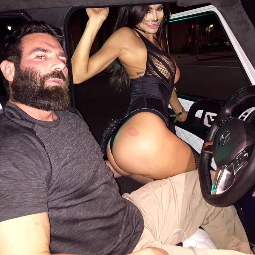 Quando não está jogando pôquer profissionalmente, Dan Bilzerian está sempre fazendo a mesma coisa: ou está atirando com sua coleção de armas ou está cercado de belas mulheres. No seu Instagram, ele gosta de exibir seus momentos íntimos com as garotas seja em sua mansão, barcos ou jatinhos.
