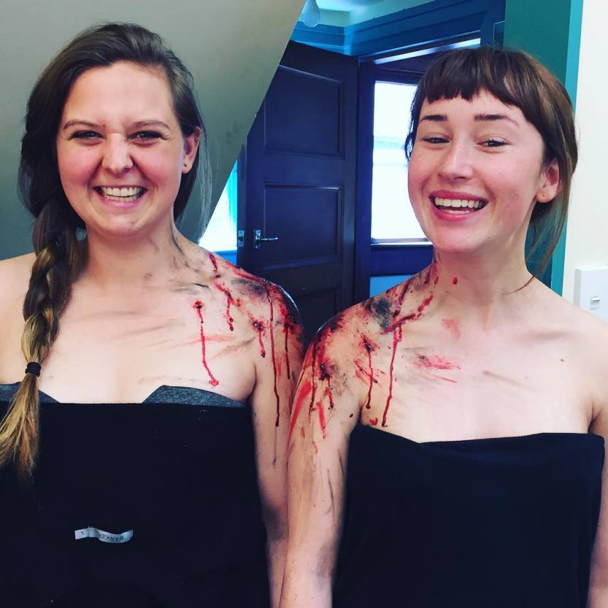 Estudante de teatro na Nova Zelândia, Zoe está se especializando em reproduzir ferimentos e machucados artificiais para filmes, séries, etc. 