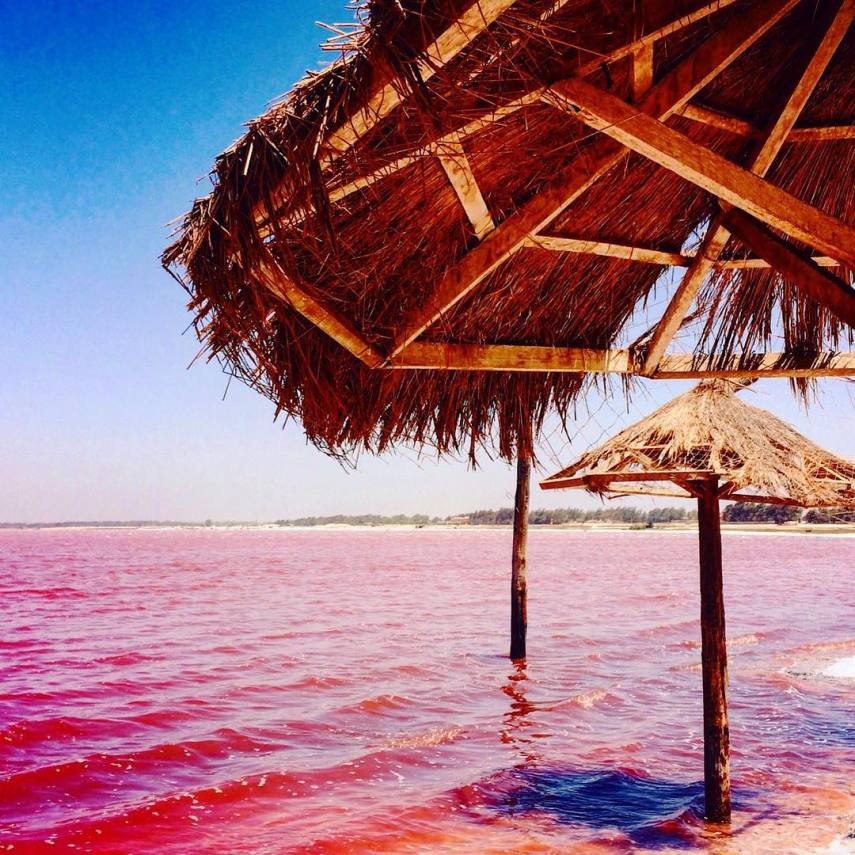 O Retba Lake, em Senegal, possui uma cor rosada graças ao “trabalho” de cianobactérias