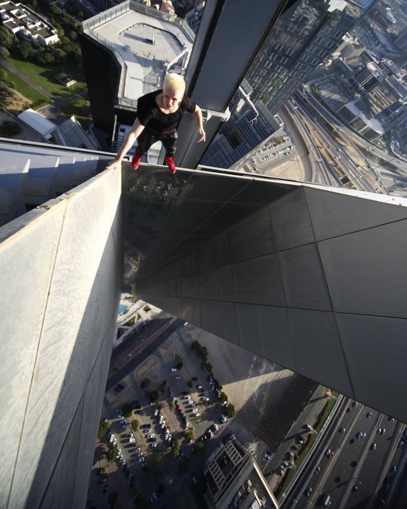 O fotógrafo russo adora brincar com o perigo. No alto dos prédios, ele faz acrobacias e se equilibra na ponta dos pés