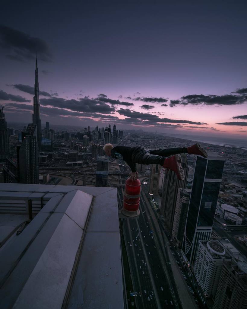 O fotógrafo russo adora brincar com o perigo. No alto dos prédios, ele faz acrobacias e se equilibra na ponta dos pés