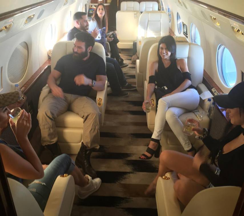 Quando não está jogando pôquer profissionalmente, Dan Bilzerian está sempre fazendo a mesma coisa: ou está atirando com sua coleção de armas ou está cercado de belas mulheres. No seu Instagram, ele gosta de exibir seus momentos íntimos com as garotas seja em sua mansão, barcos ou jatinhos.