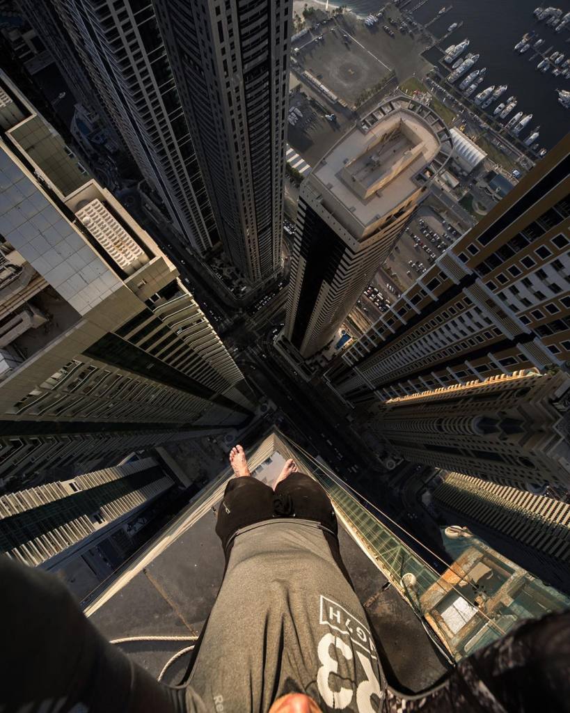 O fotógrafo russo adora brincar com o perigo. No alto dos prédios, ele faz acrobacias e se equilibra na ponta dos pés