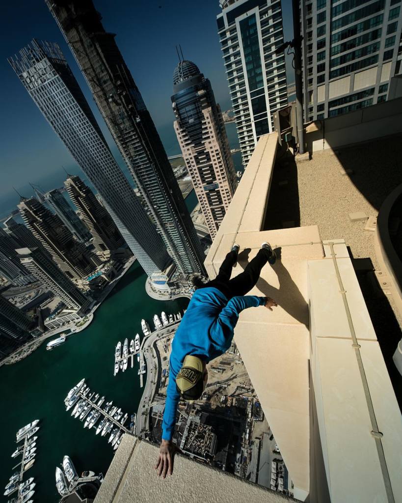 O fotógrafo russo adora brincar com o perigo. No alto dos prédios, ele faz acrobacias e se equilibra na ponta dos pés
