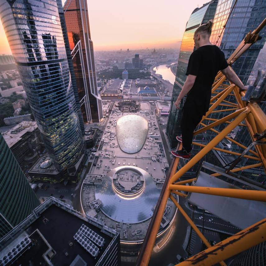 O fotógrafo russo adora brincar com o perigo. No alto dos prédios, ele faz acrobacias e se equilibra na ponta dos pés