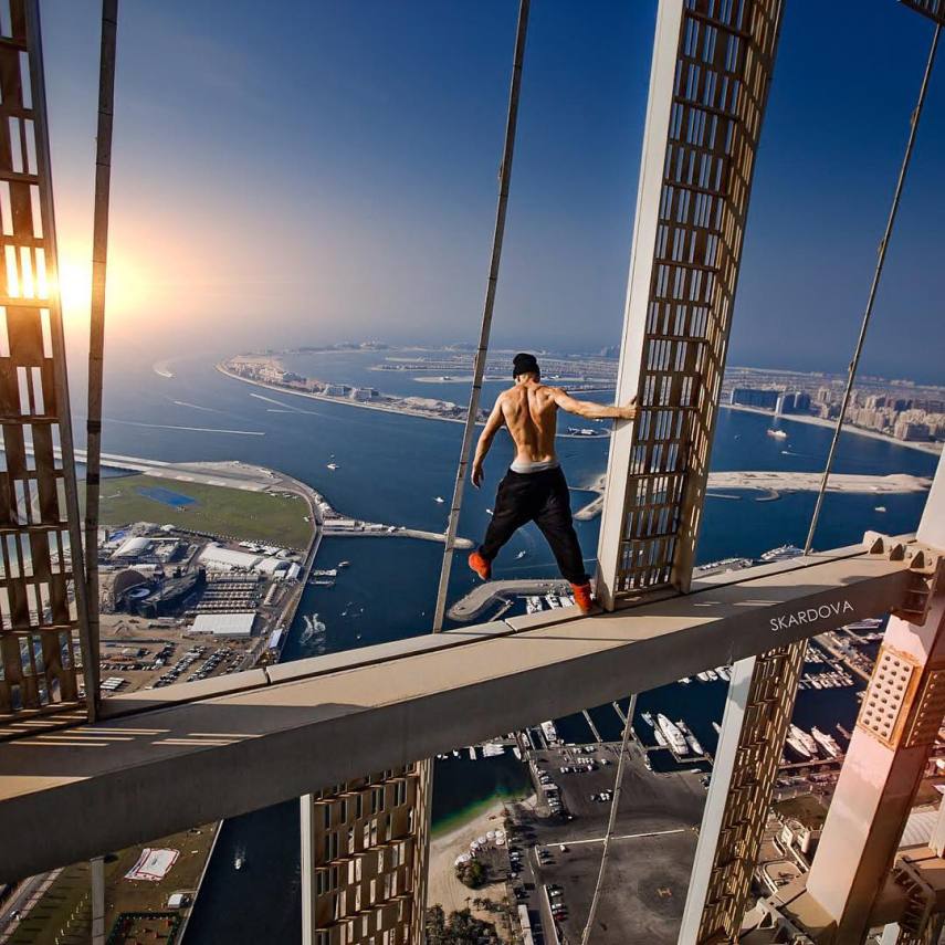 O fotógrafo russo adora brincar com o perigo. No alto dos prédios, ele faz acrobacias e se equilibra na ponta dos pés