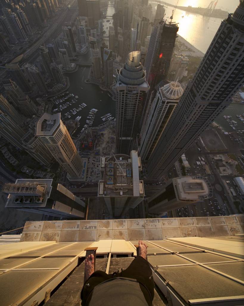 O fotógrafo russo adora brincar com o perigo. No alto dos prédios, ele faz acrobacias e se equilibra na ponta dos pés