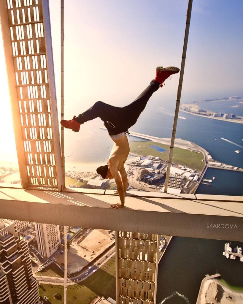O fotógrafo russo adora brincar com o perigo. No alto dos prédios, ele faz acrobacias e se equilibra na ponta dos pés