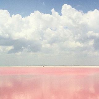 O Retba Lake, em Senegal, possui uma cor rosada graças ao “trabalho” de cianobactérias